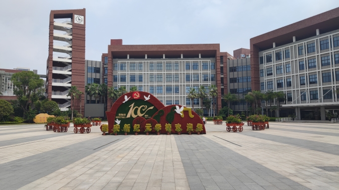 智龍“高中信息技術(shù)開發(fā)套裝”順利入駐瑞安市上海新紀(jì)元高級(jí)中學(xué)！